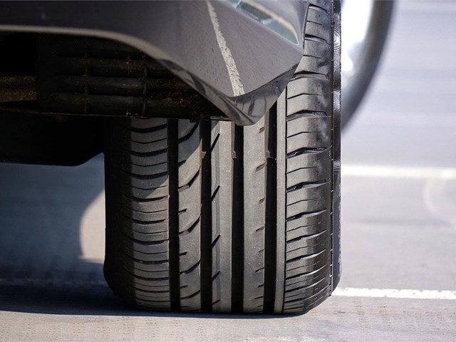 ¿Cómo cuidar los neumáticos en verano?