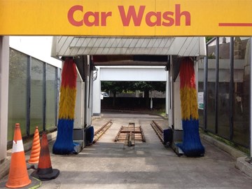 Disfruta de la comodidad de lavar tu coche en nuestras áreas de servicio
