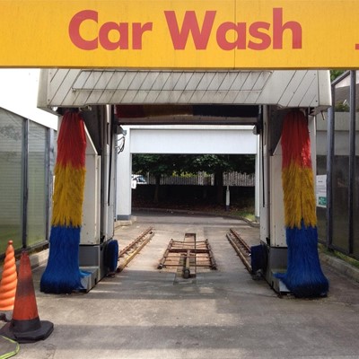 Disfruta de la comodidad de lavar tu coche en nuestras áreas de servicio