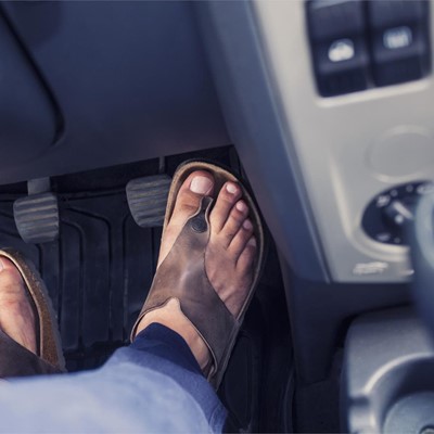 ¿Pueden multarme si conduzco con chanclas?