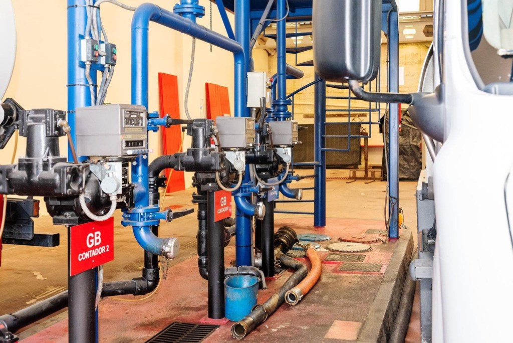 ¿Qué debo hacer si la bomba de combustible no funciona correctamente?