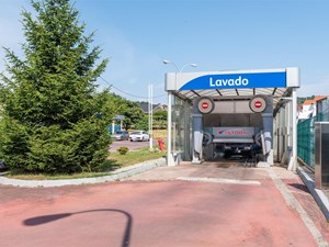 ¿Sabías que lavar el coche por debajo evita que el chasis se oxide?